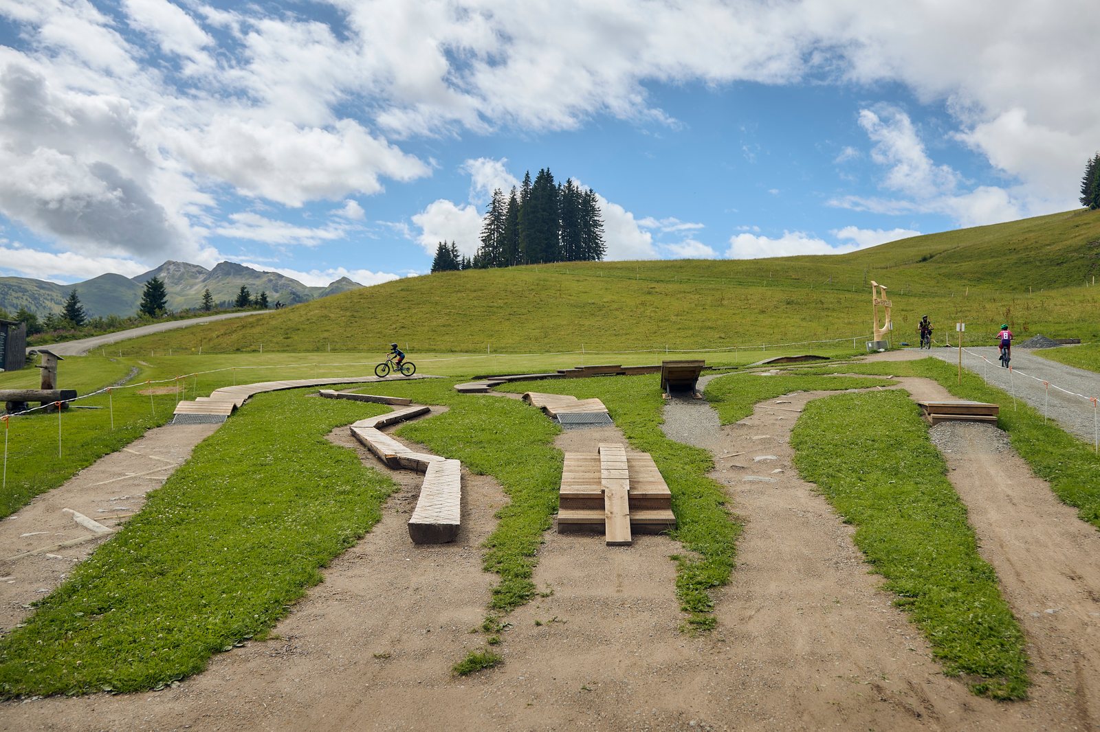 Übungsparcours mit Wellen und Kurven an der Mittelstation der Zwölferkogelbahn.