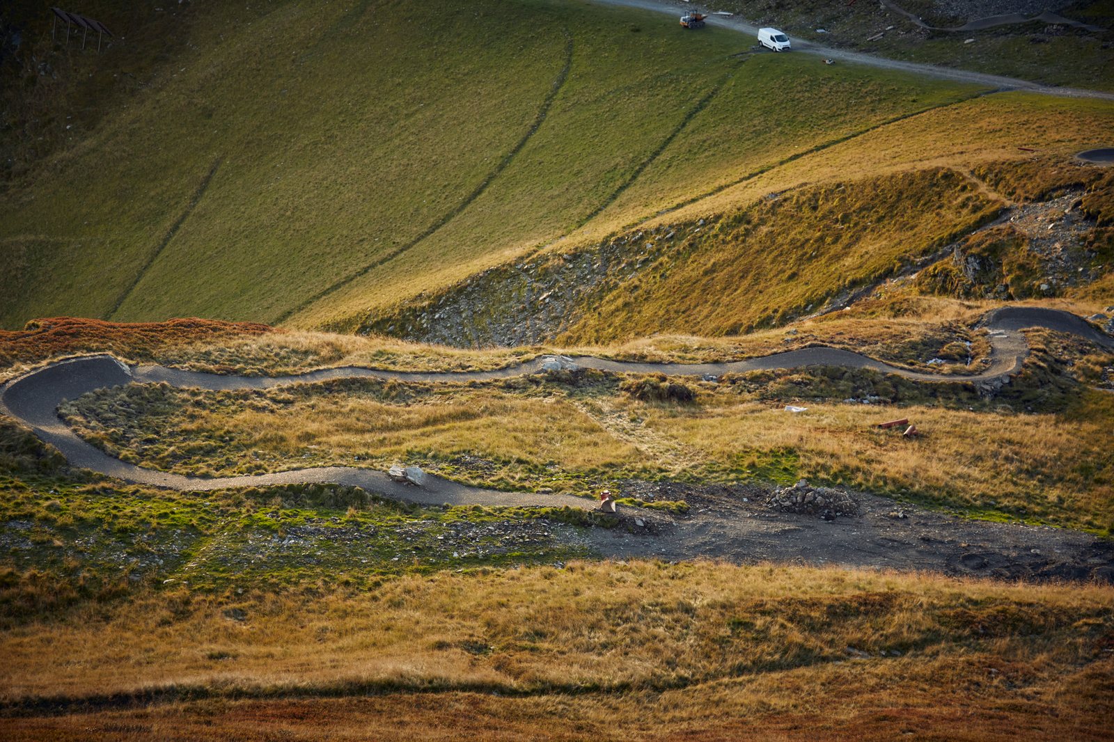 Flowige Line mit großen Radien und integrierten Jumps im alpinen Gelände.
