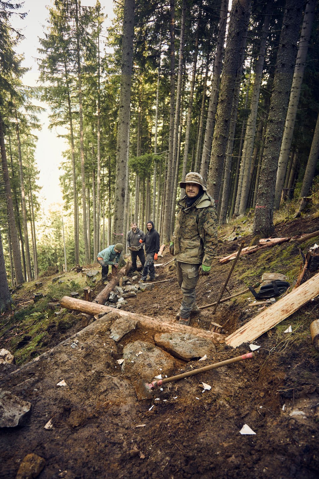 Technischer Downhill-Abschnitt mit Wurzeln und Steinen am Schattberg.